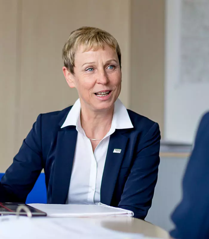 Eine Auditorin im Gespräch beim Kunden