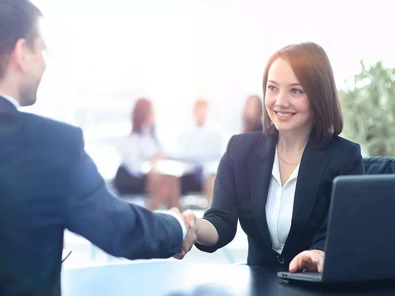 Freundliche Begrüßung eines Mitarbeiters beim TÜV Thüringen