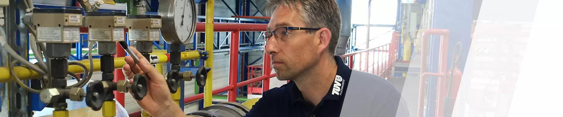 Ein Sachverständiger prüft die Anzeigen einer komplexen technischen Anlage